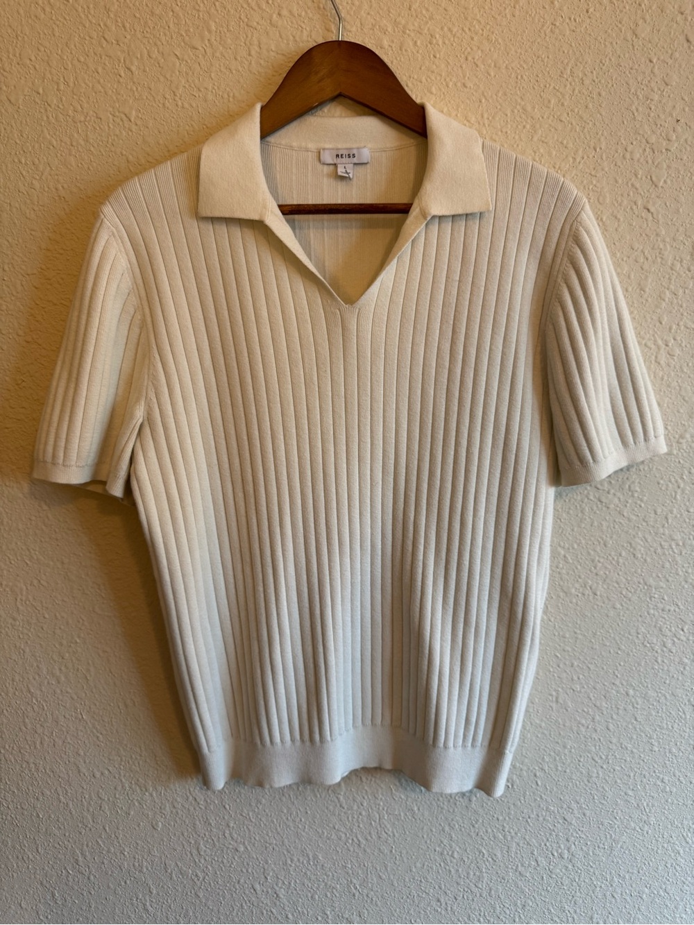 Reiss Short-Sleeve Ribbed V-Neck Sweater in Ecru / Cream